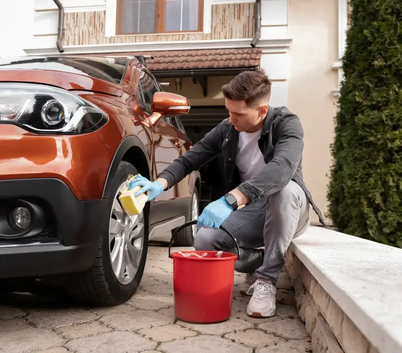 Lavage auto à domicile Loire-sur-Rhône : professionnel intervenant sur un véhicule